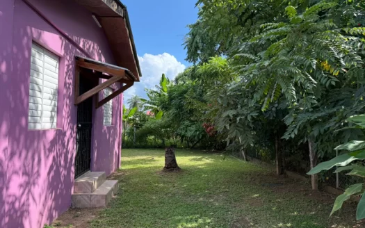 Santa Elena, Cayo House for Sale – Modern Bungalow on Large Lot