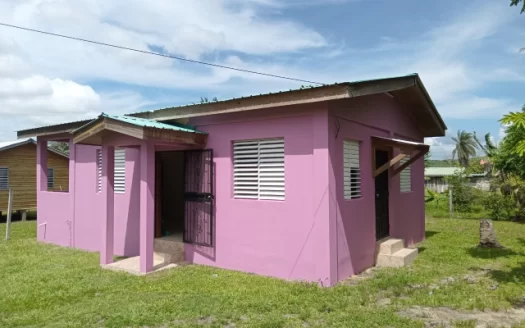 Santa Elena, Cayo House for Sale – Modern Bungalow on Large Lot